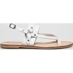 Steve Madden - Sandały Skyla. Czarne klapki damskie Steve Madden, bez wzorów, ze skóry, bez obcasa, na płaskiej podeszwie. W wyprzedaży za 149,90 zł.