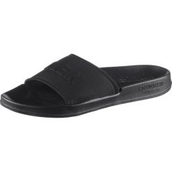 Klapki w kolorze czarnym. Czarne klapki damskie Beach & Street Wear, bez wzorów, bez obcasa. W wyprzedaży za 85,95 zł.