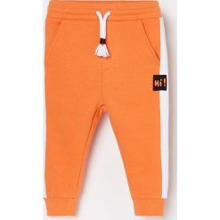 Joggery z kontrastowymi lampasami - Pomarańczowy. Pomarańczowe spodnie męskie Reserved, bez wzorów. Za 39,99 zł.