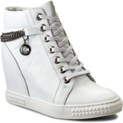 Sneakersy CARINII - B3028/K 187-000-PSK-B88. Białe półbuty damskie Carinii, bez wzorów, ze skóry, bez obcasa, na koturnie, bez zapięcia. W wyprzedaży za 259,00 zł.