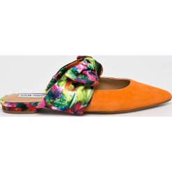 Steve Madden - Klapki Emika. Pomarańczowe klapki damskie Steve Madden, bez wzorów, ze skóry, bez obcasa, na obcasie. W wyprzedaży za 239,90 zł.