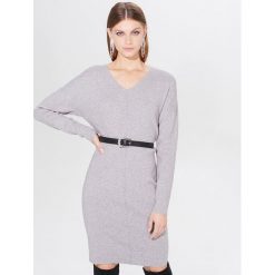 Swetrowa midi sukienka - Jasny szary. Szare sukienki damskie Mohito, s, midi. W wyprzedaży za 59,99 zł.