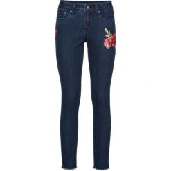 Dżinsy z naszywkami bonprix niebieski "stone". Niebieskie rurki damskie bonprix, z aplikacjami, z jeansu. Za 129,99 zł.