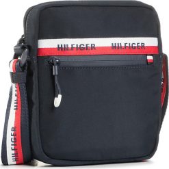 Saszetka TOMMY HILFIGER - Urban Tommy Mini Reporter AM0AM06248 CJM. Niebieskie torby męskie skórzane TOMMY HILFIGER, bez wzorów, z materiału, młodzieżowe. Za 269,00 zł.