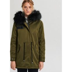 Ciepły płaszcz z kapturem - Khaki. Brązowe płaszcze damskie Cropp, s, bez wzorów. Za 269,99 zł.