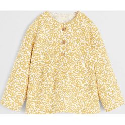 Mango Kids - Koszula dziecięca Marga 80-104 cm. Białe bluzki dziewczęce Mango Kids, bez wzorów, z bawełny, z okrągłym kołnierzem, z długim rękawem, długie, bez kaptura. Za 69,90 zł.