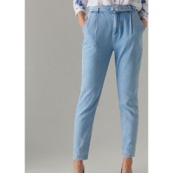 Jeansy carrot fit z wysokim stanem - Niebieski. Niebieskie jeansy damskie Mohito, bez wzorów, z jeansu, z podwyższonym stanem. Za 139,99 zł.