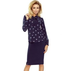 Elegancka bluzka z wiązaniem na dekolcie - GRANATOWA W DMUCHAWCE. Szare bluzki damskie numoco, na co dzień, xs, bez wzorów, eleganckie, bez kołnierzyka, bez rękawów. Za 109,99 zł.