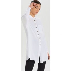 Długa koszula oversize - Biały. Białe koszule damskie Cropp, s, bez wzorów, bez kołnierzyka, z długim rękawem. W wyprzedaży za 39,99 zł.