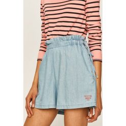 Tommy Jeans - Szorty. Niebieskie szorty damskie Tommy Jeans, s, bez wzorów, z bawełny, casualowe, z podwyższonym stanem. W wyprzedaży za 219,90 zł.