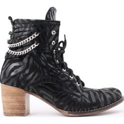 Botki - skóra naturalna - model 451 - kolor czarny zebra. Czarne botki damskie Zapato, na zimę, ze skóry, eleganckie, za kostkę, na wysokim obcasie, na obcasie, na sznurówki. W wyprzedaży za 339,00 zł.