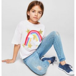 Mango Kids - Jeansy dziecięce Lora 110-164 cm. Niebieskie jeansy dziewczęce marki Mango Kids, z aplikacjami, z bawełny. W wyprzedaży za 69,90 zł.