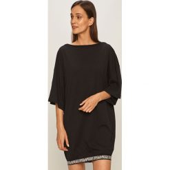 DSQUARED2 - Sukienka. Czarne sukienki damskie Dsquared2, na co dzień, s, z nadrukiem, z dzianiny, casualowe, bez kołnierzyka, bez rękawów, mini, proste. W wyprzedaży za 699,90 zł.