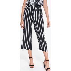 Spodnie 3/4 damskie, culotte, w paski. Białe spodnie damskie Top Secret. W wyprzedaży za 59,99 zł.