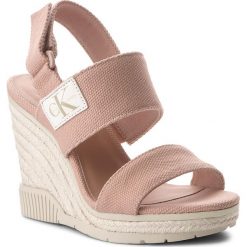 Espadryle CALVIN KLEIN JEANS - Lacey Canvas R8811 Dusk. Różowe espadryle damskie Calvin Klein Jeans, w paski, z jeansu, bez obcasa, na koturnie. Za 519,90 zł.