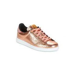Buty Victoria DEPORTIVO CRAQUELADO. Różowe trampki i tenisówki damskie Victoria, bez wzorów, bez zapięcia. Za 239,20 zł.