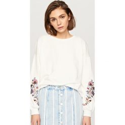 Bluzy damskie: Bluza z wyhaftowanymi kwiatami – Kremowy