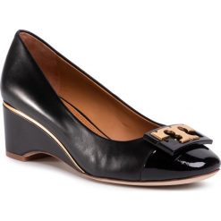 Półbuty TORY BURCH - Gigi 73766 Perfect Black/Perfect Black 004. Czarne półbuty damskie Tory Burch, na co dzień, z aplikacjami, ze skóry, bez obcasa, na koturnie, bez zapięcia. Za 1449,00 zł.