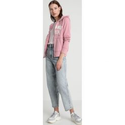 Abercrombie & Fitch LONG LIFE LOGO Bluza rozpinana pink. Czerwone bluzy damskie rozpinane marki Abercrombie & Fitch, xs, z bawełny. Za 369,00 zł.