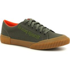 LE COQ SPORTIF DUNE ARMY > 1910536. Trampki męskie le coq sportif, bez wzorów, z materiału, street, bez zapięcia. W wyprzedaży za 229,99 zł.