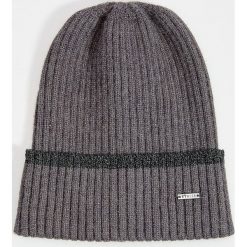 Prążkowana czapka beanie - Szary. Szare czapki damskie Mohito, prążkowane. W wyprzedaży za 19,99 zł.