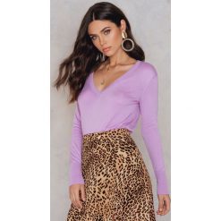 NA-KD Trend Sweter z dzianiny z dekoltem V - Purple. Fioletowe swetry klasyczne damskie marki NA-KD Trend, z dzianiny, z dekoltem w serek. W wyprzedaży za 33,29 zł.