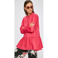 Answear - Koszula. Czerwone bluzki damskie ANSWEAR, s, bez wzorów, z elastanu, casualowe, ze stójką, z długim rękawem. W wyprzedaży za 59,90 zł.