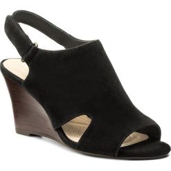 Sandały CLARKS - Raven Mist 261318514 Black Suede. Czarne klapki damskie Clarks, bez wzorów, ze skóry, bez obcasa, na obcasie. W wyprzedaży za 209,00 zł.