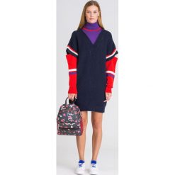 GRANATOWA SUKIENKA PINKO Z ODCINANYMI RĘKAWAMI. Czerwone sukienki damskie Pinko, xs, w paski, z golfem, mini. Za 850,00 zł.
