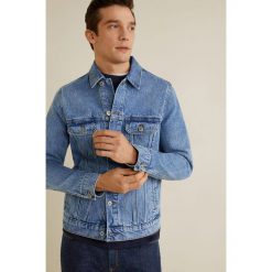 Mango Man - Kurtka jeansowa Ryan4. Niebieskie płaszcze męskie marki Mango Man, s, bez wzorów, z bawełny, krótkie, bez kaptura. Za 199,90 zł.