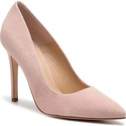 Szpilki SOLO FEMME - 34201-A8-H18/000-04-00 Jasny Róż. Różowe półbuty damskie Solo Femme, bez wzorów, ze skóry, bez obcasa, na obcasie, bez zapięcia. W wyprzedaży za 209,00 zł.
