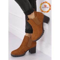 Botki sztyblety na obcasie camel 8B879 CAMEL. Brązowe botki damskie obuwie damskie, z zamszu, klasyczne, bez obcasa, na obcasie, bez zapięcia. Za 117,05 zł.