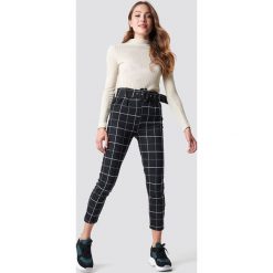 Trendyol Spodnie w kratkę - Black. Czarne spodnie z wysokim stanem marki Trendyol, w paski, z podwyższonym stanem. Za 100,95 zł.