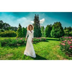 Megan - klasyczna suknia. Sukienki damskie Pakamera, na ślub cywilny, bez wzorów, klasyczne, z klasycznym kołnierzykiem, bez rękawów. Za 949,00 zł.