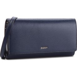 Torebka DKNY - Bryant Wallet On String R8353622 Navy. Niebieskie listonoszki damskie DKNY, bez wzorów, ze skóry, bez dodatków. W wyprzedaży za 389,00 zł.
