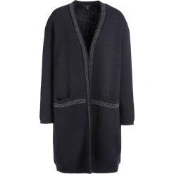 Kardigan w kolorze granatowym. Niebieskie kardigany damskie Apart, xs, bez wzorów. W wyprzedaży za 257,95 zł.