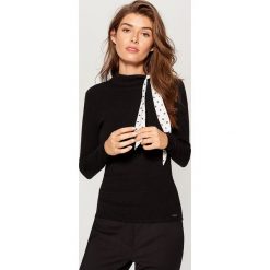 Sweter z kokardą - Czarny. Czarne swetry klasyczne damskie Mohito, l, z kokardą. Za 89,99 zł.