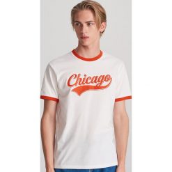 T-shirt z napisem - Kremowy. Białe t-shirty damskie Reserved, s, z napisami, bez kołnierzyka. Za 24,99 zł.