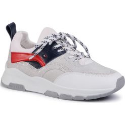 Sneakersy TOMMY HILFIGER - Sporty Chunky Glitter Sneaker FW0FW04853 Rwb 0KP. Szare półbuty damskie TOMMY HILFIGER, z zamszu. W wyprzedaży za 459,00 zł.