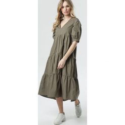Ciemnozielona Sukienka Sabra. Zielone sukienki damskie Born2be, s, bez wzorów, eleganckie, z falbankami, z krótkim rękawem, krótkie, midi, rozkloszowane. Za 149,99 zł.