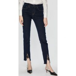 Pinko - Jeansy. Niebieskie rurki damskie marki Pinko. W wyprzedaży za 449,90 zł.