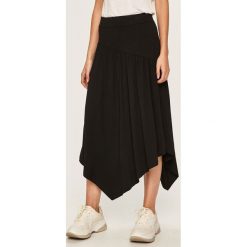 Answear - Spódnica. Czarne spódniczki damskie ANSWEAR, na co dzień, s, bez wzorów, z elastanu, casualowe, midi, asymetryczne. W wyprzedaży za 59,90 zł.