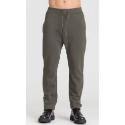 KHAKI SPODNIE DRESOWE ARMANI EXCHANGE. Brązowe spodnie męskie s, z nadrukiem, z bawełny. Za 274,50 zł.