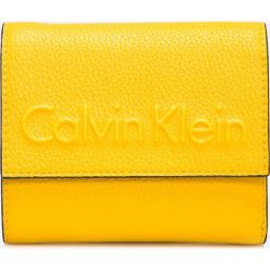 Portfele damskie: Calvin Klein Jeans – Portfel
