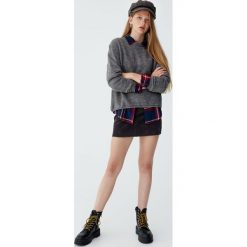 Sztruksowa minispódniczka z postrzępionym dołem. Szare spódniczki marki Pull&Bear, ze sztruksu. Za 69,90 zł.