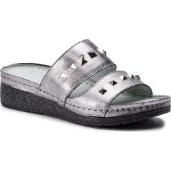 Klapki POLLONUS - 5-1076-004 Srebro Metal. Szare klapki damskie Pollonus, z aplikacjami, ze skóry, bez obcasa, na obcasie. W wyprzedaży za 149,00 zł.