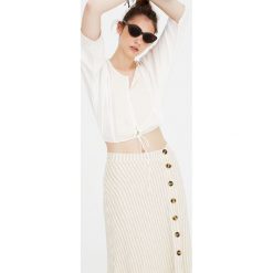 Bluzka z rękawem typu nietoperz i koronką. Szare bluzki damskie Pull&Bear, w koronkowe wzory, z koronki, bez kołnierzyka, z krótkim rękawem. Za 89,90 zł.