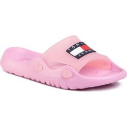Klapki TOMMY JEANS - Heritage Freedom Slide EN0EN00854 Pink Daisy TOU. Różowe klapki damskie Tommy Jeans, bez wzorów, z jeansu, bez obcasa. W wyprzedaży za 179,00 zł.
