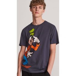 T-shirt z nadrukiem Goofy - Granatowy. Niebieskie t-shirty męskie Reserved, s, z nadrukiem. Za 49,99 zł.
