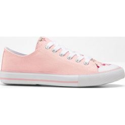 Sneakersy bonprix brzoskwiniowy wzorzysty. Czerwone sneakersy damskie bonprix. Za 24,99 zł.
